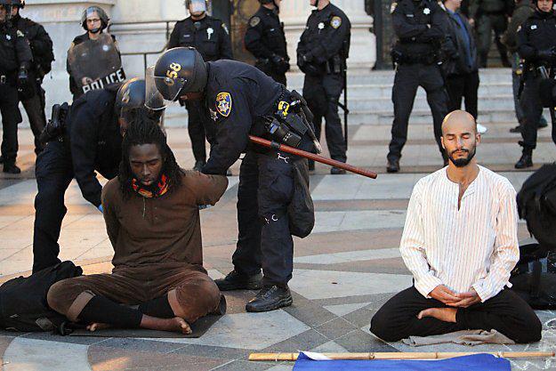 http://crazyemailsandbackstories.files.wordpress.com/2011/11/oakland-cops-arrest-meditating-protestors.jpg